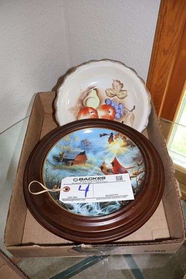 Box flat to go - 3 decorative plates - Located upstairs