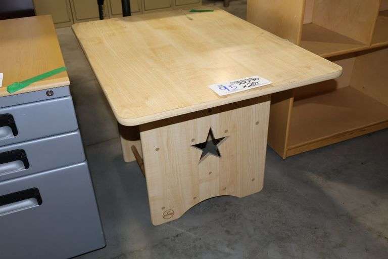 22" x 30" 20" tall maple wood table
