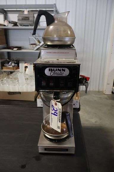 Bunn-O-Matic STF-20 countertop 3 pot coffee brewer with 2 pots