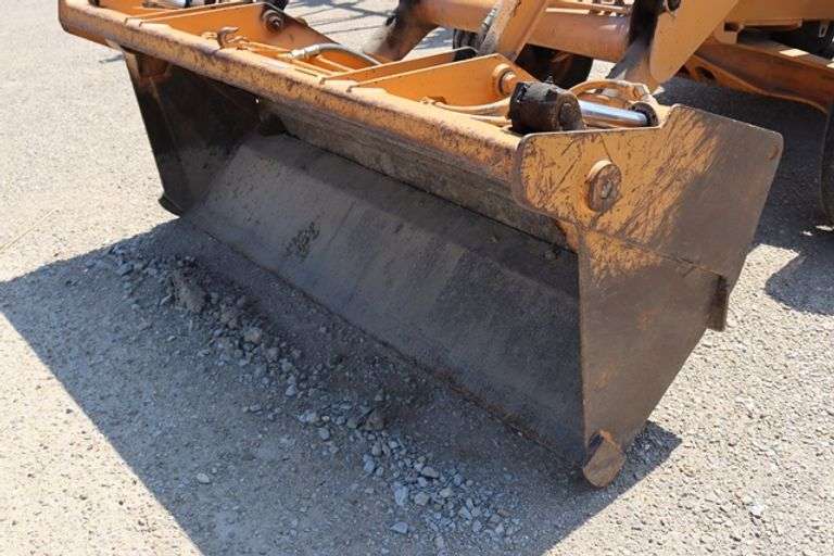 1994 Case 580 Super K Construction King backhoe loader, Runs great, 2wd, 80" front "clam" loader bucket, 18" rear hoe bucket, 2,657 hours, 50% rubber, small tears in seat, leaking some hydr. Oil, s/n JJG0183876