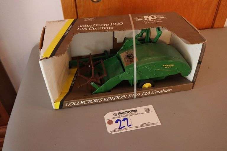 Ertl John Deere 50th Anniversary - 1940 12A Combine