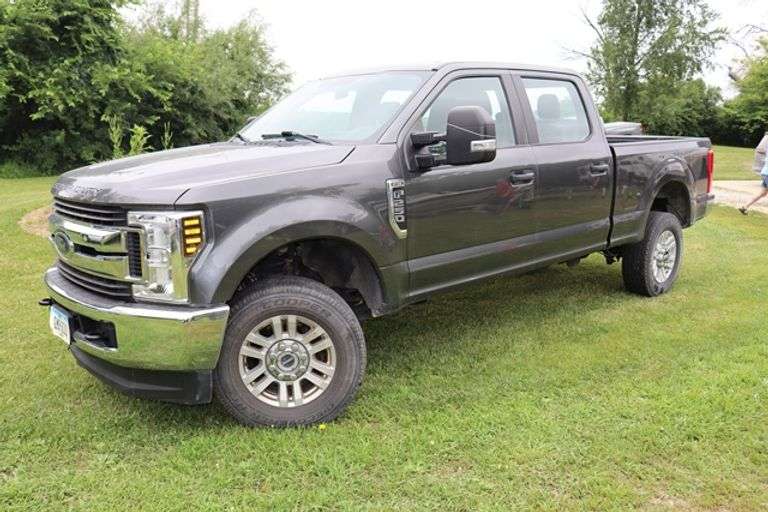 2019 Ford F250 Super Duty 4X4 crew cab gas 8 cylinder pick up truck with 5th wheel mount & plate - 99,329 miles - Needs tires - Some hail damage to hood & sides - Vin:1FT7W2B6XKEE83254