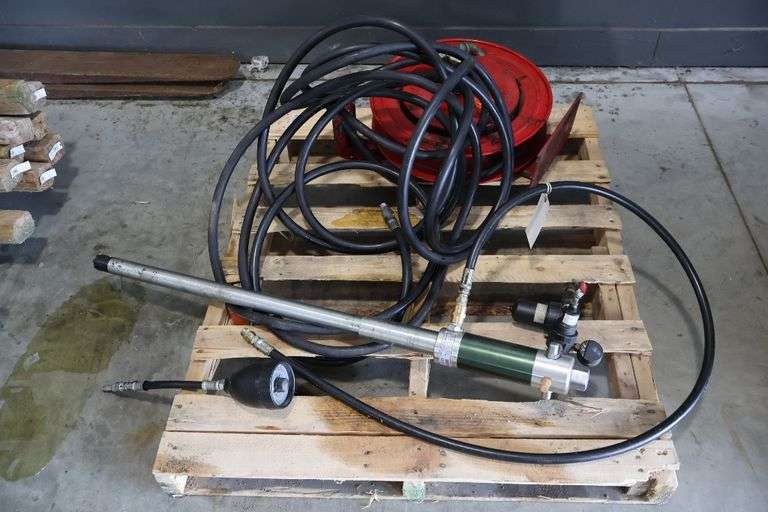 Westward pneumatic oil barrel pump with hose, reel, & metered dispenser