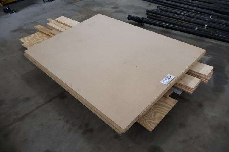 Pallet to go - Assorted particle board & plywood