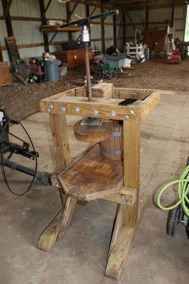 Wood hand crank cider press