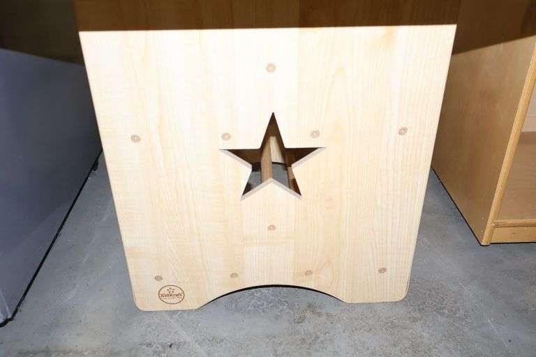 22" x 30" 20" tall maple wood table