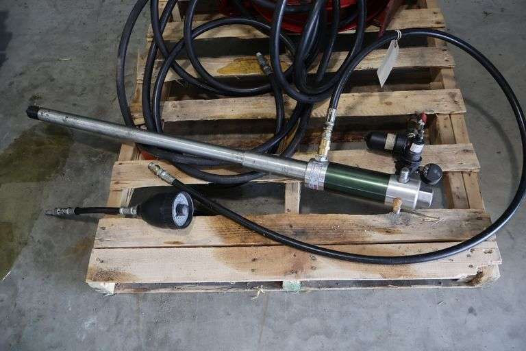 Westward pneumatic oil barrel pump with hose, reel, & metered dispenser