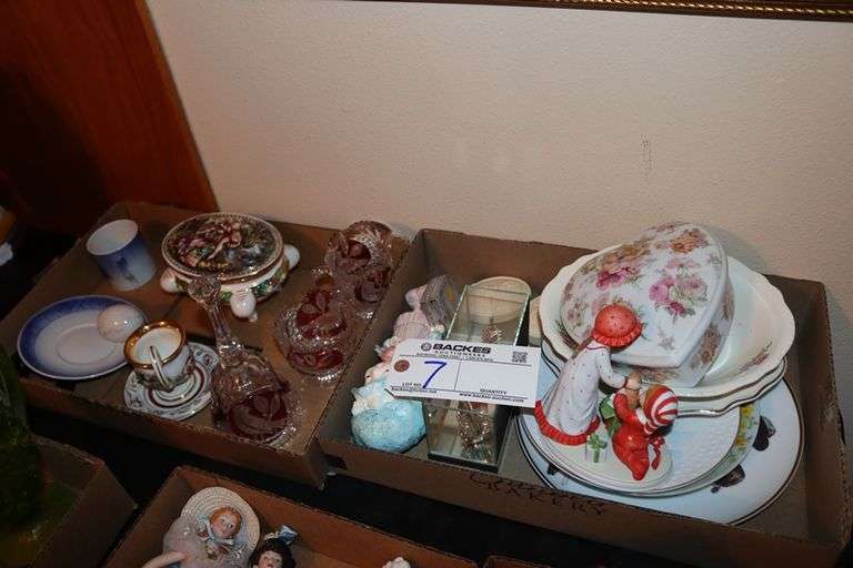 All to go - 2 boxes of plates, bell and décor