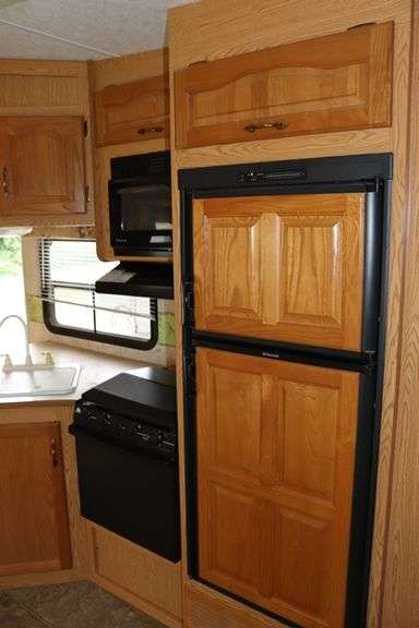 2005 Keystone RV Co. Cougar 8' x 34' fifth wheel pull behind camper with slide out side - good tires, electrical hook up, - buyer to view - Vin: 4YDF314205B06896