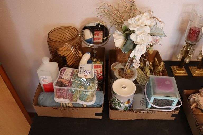 All to go - 2 boxes of assorted bathroom related and décor