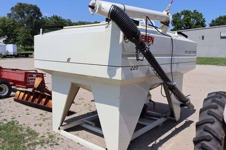 Friesen 220 seed tender w. Honda 5 hp gas motor, 6" unload auger - forklift available to load
