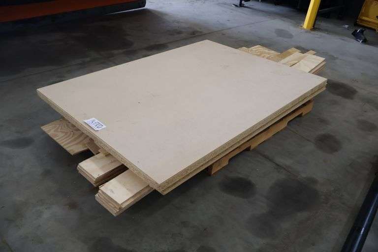 Pallet to go - Assorted particle board & plywood