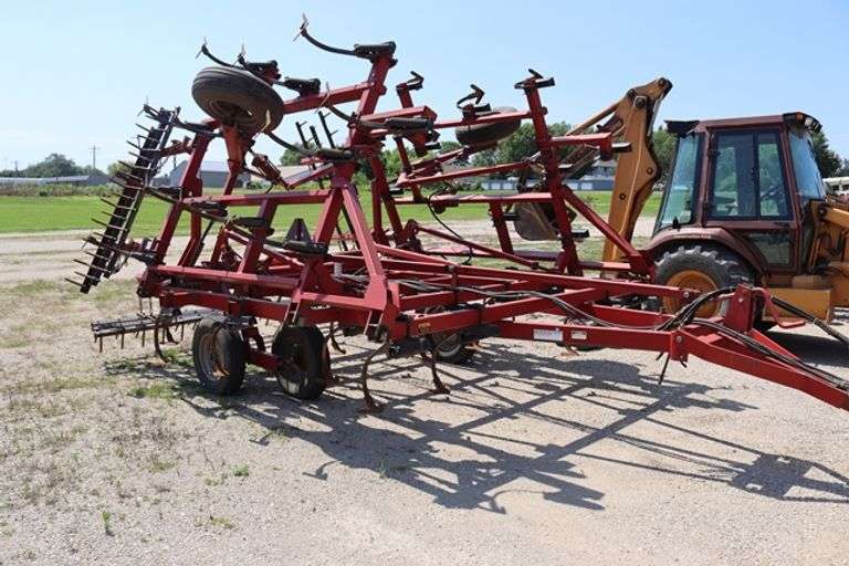Case-IH 4800FLCU - 27' Vibra Shank Field cultivator w/ Kent 3 bar spike harrow, 7" spacings, walking tandems, sweeps showing wear, s/nJAG0061221