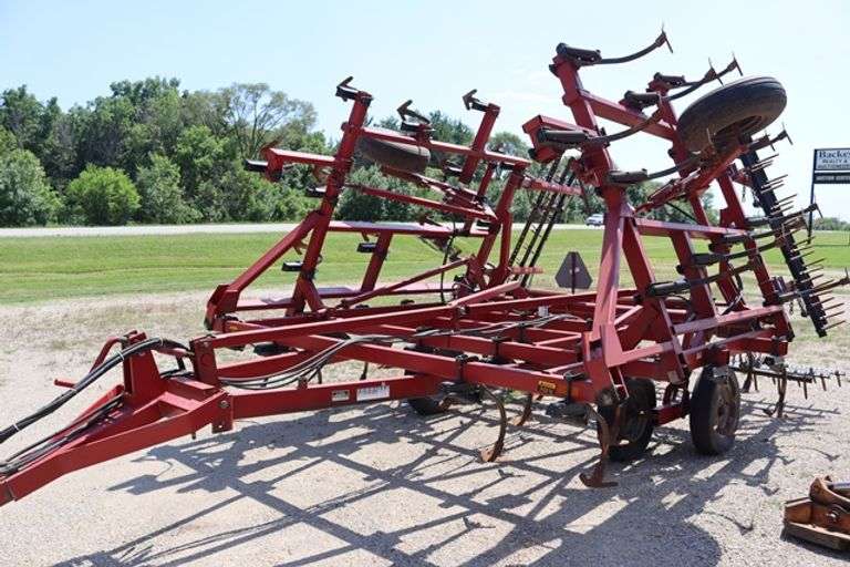 Case-IH 4800FLCU - 27' Vibra Shank Field cultivator w/ Kent 3 bar spike harrow, 7" spacings, walking tandems, sweeps showing wear, s/nJAG0061221