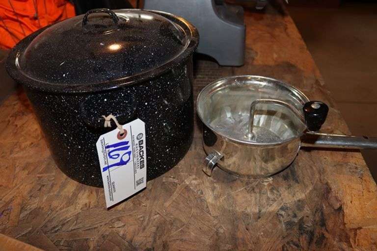Pair to go - Enamel pot & sifter