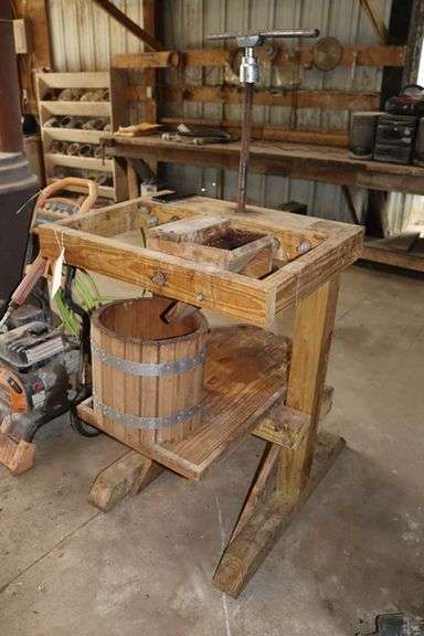 Wood hand crank cider press