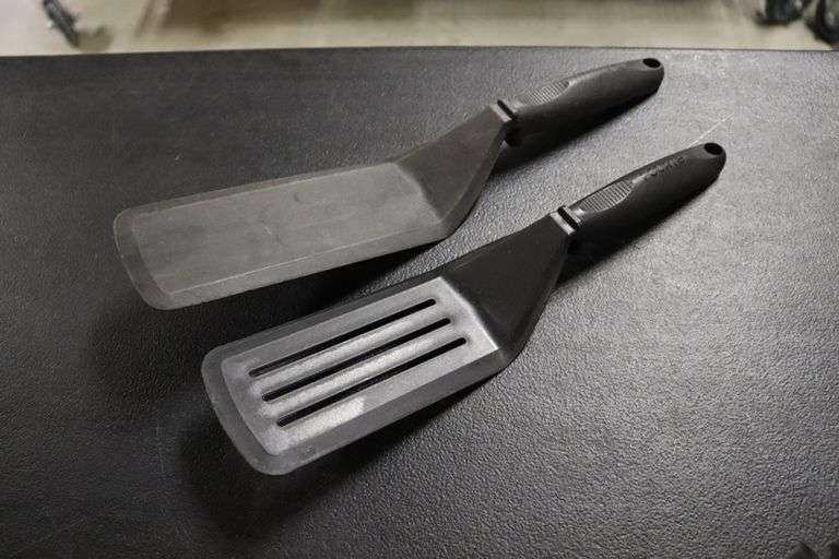 All to go - 13 plastic spatulas