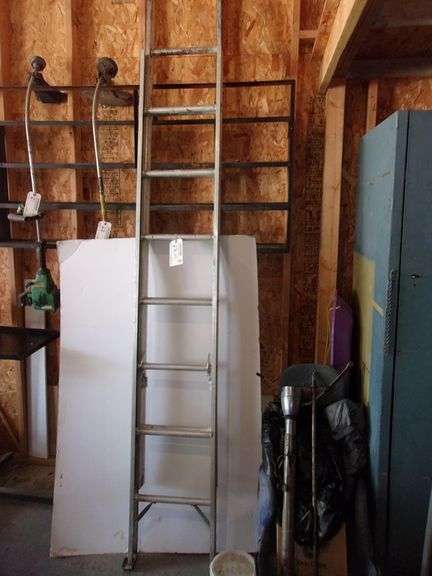 Lightweight aluminum ladder  12'