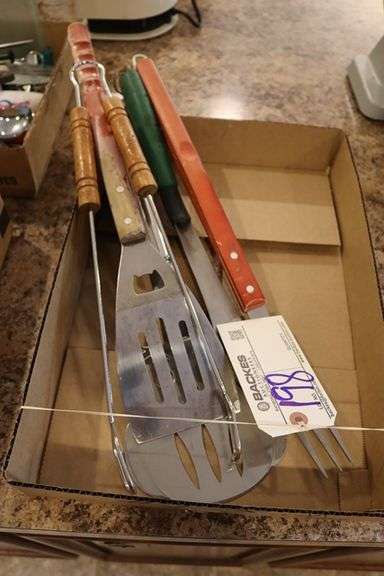 Box flat to go - Assorted grill utensils