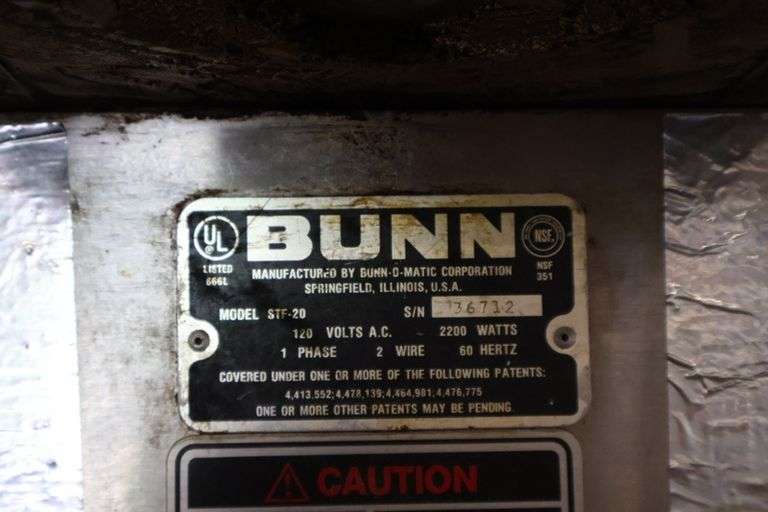 Bunn-O-Matic STF-20 countertop 3 pot coffee brewer with 2 pots