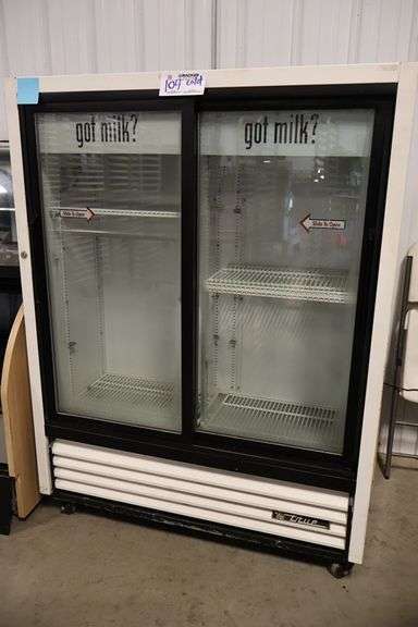 True GDM41SL-60 portable sliding glass 2 door merchandising cooler
