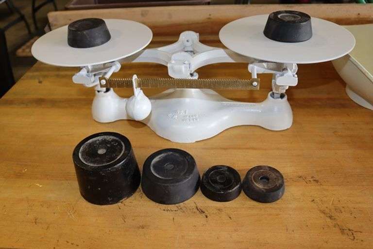 Detecto counter top bakers scale w/ 6 scale weights & plastic & aluminum scale scoops