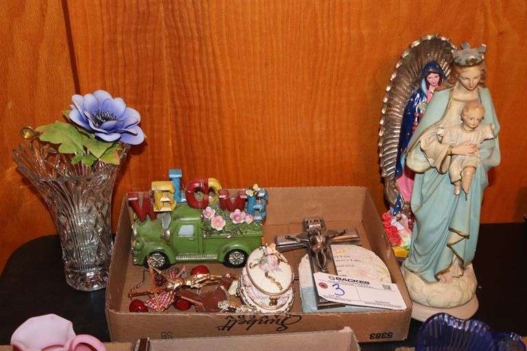 All to go - box of décor - vase - 2 statues