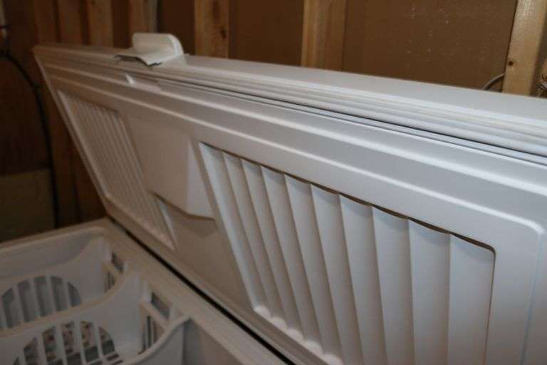 Amana AZC31T22DW00 chest freezer
