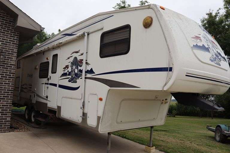2005 Keystone RV Co. Cougar 8' x 34' fifth wheel pull behind camper with slide out side - good tires, electrical hook up, - buyer to view - Vin: 4YDF314205B06896