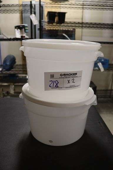Pair to go - 12 qt container with drink stem hole but no stems