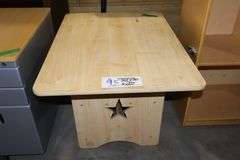 22" x 30" 20" tall maple wood table