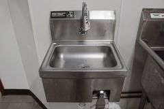 17" stainless wall mount knee activated hand sink