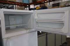 Frigidaire FFTR1814TW0 refrigerator