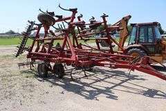 Case-IH 4800FLCU - 27' Vibra Shank Field cultivator w/ Kent 3 bar spike harrow, 7" spacings, walking tandems, sweeps showing wear, s/nJAG0061221