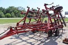 Case-IH 4800FLCU - 27' Vibra Shank Field cultivator w/ Kent 3 bar spike harrow, 7" spacings, walking tandems, sweeps showing wear, s/nJAG0061221