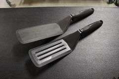 All to go - 13 plastic spatulas
