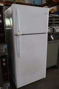 Frigidaire FFTR1814TW0 refrigerator