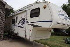 2005 Keystone RV Co. Cougar 8' x 34' fifth wheel pull behind camper with slide out side - good tires, electrical hook up, - buyer to view - Vin: 4YDF314205B06896