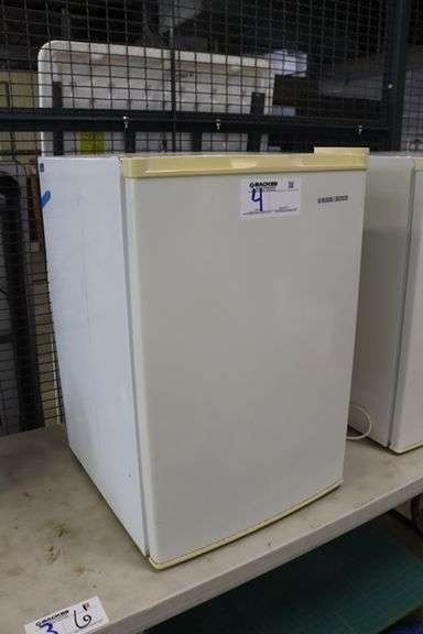 Black & Decker white dorm fridge