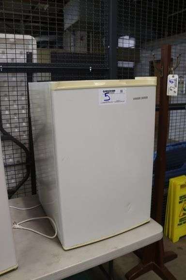 Black & Decker white dorm fridge