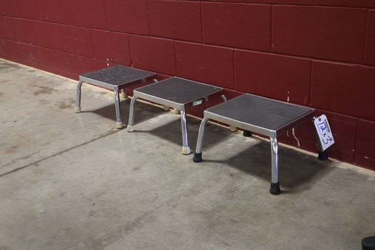 Times 3 - Chrome metal step stools