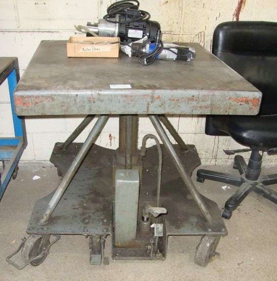 Rotating Hydraulic Table, locks into non-rotation position, approx. 36" x 36" x 34" tall