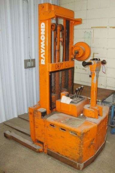 Raymond 24V Electric Reach Forklift, Model 11, 3000lb capacity, 42" forks, batteries are almost discharged but it moved back n forth, extended and lifted prior to batteries dead,