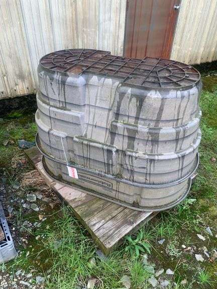 Rubber Maid 100 Gallon Water Trough x2