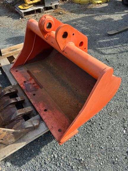 Kubota 36" Bucket Pin On Ditching Bucket