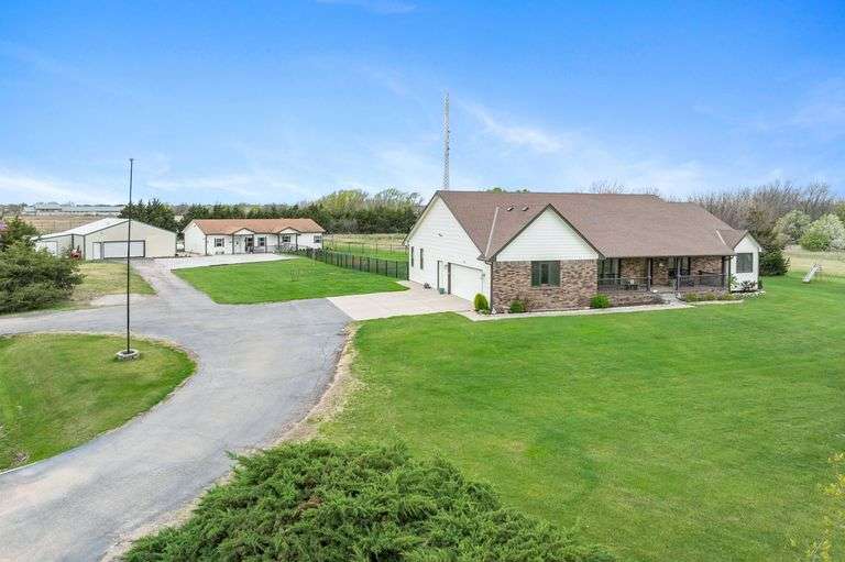 715 S Hawkins Ln, Goddard, KS 67052