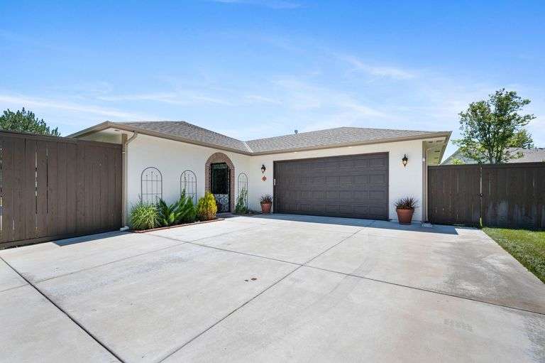 217 S Maple Dunes St, Wichita, KS 67235