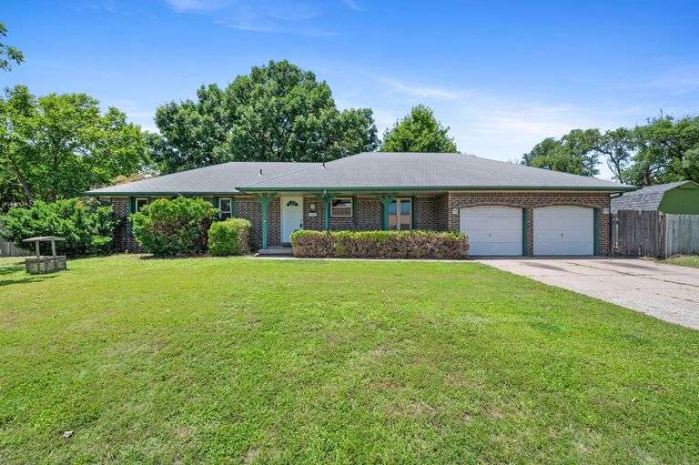 319 S Jonathan St, Maize, KS 67101