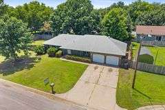 319 S Jonathan St, Maize, KS 67101