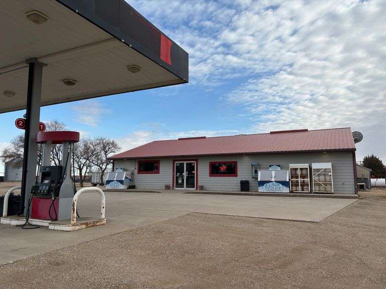 Medicine Creek C-Store and Outback Bar/Grill - Blunt, SD